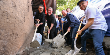 Presidente Arévalo con más funcionarios en la instalación del piso de cemento número 50 mil con Mano a Mano. / Foto: Byron de la Cruz.