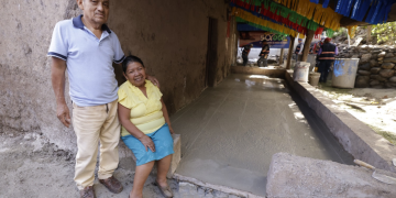 Doña María de Jesús y su familia cuentan ahora con piso de cemento en su hogar. (Foto: Dickens Zamora)