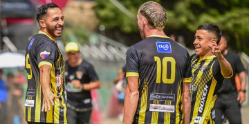 Aurora tira de historia y clasifica a semifinales del Apertura 2025