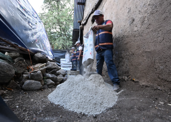 Mano a Mano busca cementar 250 mil pisos de tierra para 2027./Foto: Byron de la Cruz.
