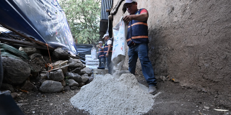 Mano a Mano busca cementar 250 mil pisos de tierra para 2027./Foto: Byron de la Cruz.