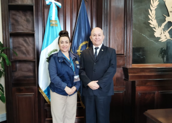 El viceministro de Seguridad, Roberto Solórzano, sostuvo una reunión de trabajo con Alejandra Recinos, representante de la Dirección General de Educación Extraescolar. / Foto: Mingob