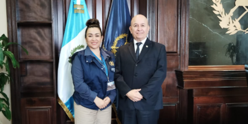 El viceministro de Seguridad, Roberto Solórzano, sostuvo una reunión de trabajo con Alejandra Recinos, representante de la Dirección General de Educación Extraescolar. / Foto: Mingob