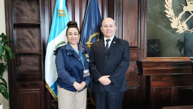 El viceministro de Seguridad, Roberto Solórzano, sostuvo una reunión de trabajo con Alejandra Recinos, representante de la Dirección General de Educación Extraescolar. / Foto: Mingob