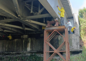 retiran estructura dañada del puente Mocá./Foto: CIV.