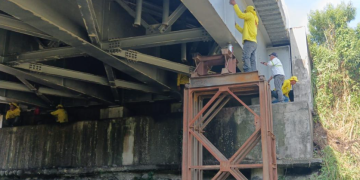 retiran estructura dañada del puente Mocá./Foto: CIV.