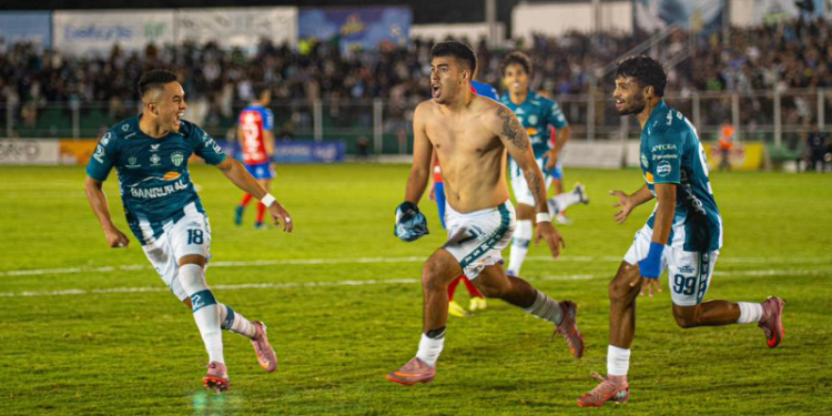 Antigua deja fuera a Xelajú MC y se mete a semifinales del Apertura 2025