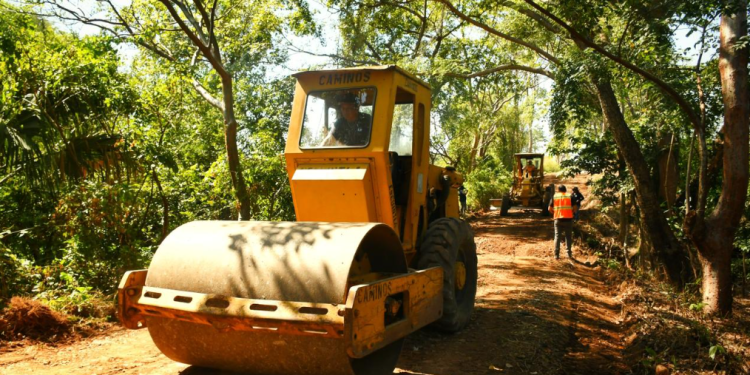 Caminos trabaja mejoramiento de ruta rural en Santa Rosa./Foto: CIV.