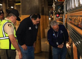 En el desarrollo de la jornada se efectuó la revisión de las unidades de transporte extraurbano que operan desde la terminal, verificando que cuenten con la tarjeta de operación vigente. / Foto: DGT