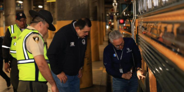 En el desarrollo de la jornada se efectuó la revisión de las unidades de transporte extraurbano que operan desde la terminal, verificando que cuenten con la tarjeta de operación vigente. / Foto: DGT