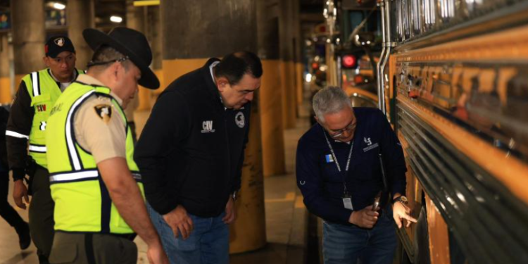 En el desarrollo de la jornada se efectuó la revisión de las unidades de transporte extraurbano que operan desde la terminal, verificando que cuenten con la tarjeta de operación vigente. / Foto: DGT