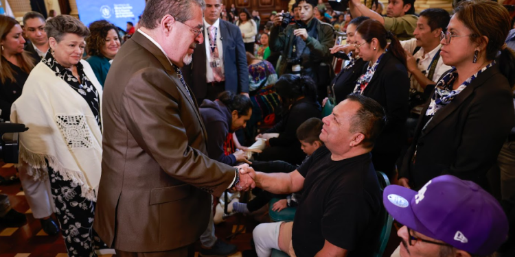 Presidente asiste a entrega de prótesis y aparatos auditivos por parte de SOSEP./Foto: Noé Pérez.