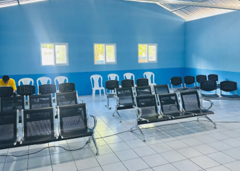 La nueva sala de espera del Hospital de Guastatoya tiene capacidad para atender a 26 personas de manera simultánea . (Foto: MSPAS)