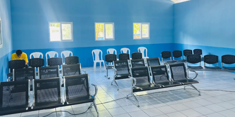 La nueva sala de espera del Hospital de Guastatoya tiene capacidad para atender a 26 personas de manera simultánea . (Foto: MSPAS)