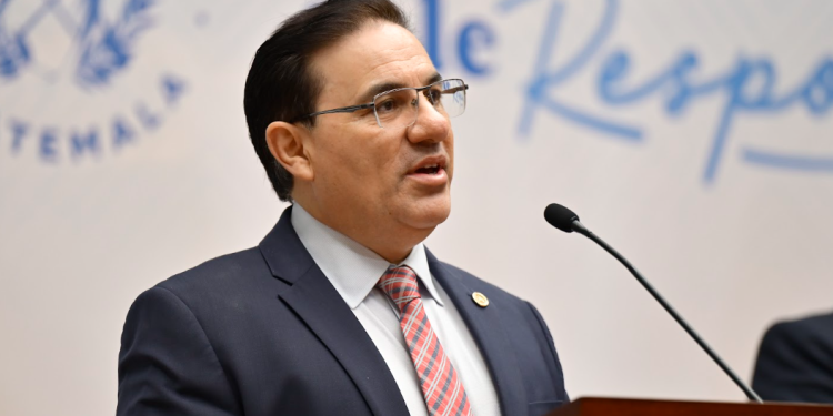 Ministro de Gobernación, Marco Antonio Villeda, durante la ronda. / Álvaro Interiano