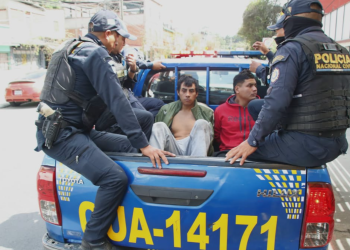 Los detenidos fueron identificados como César López, de 24 años, y Esvin Chamalé, de 27. / Foto: PNC