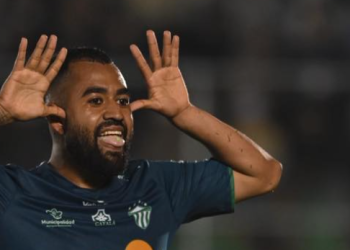 Antigua GFC vapulea a Aurora FC para clasificar a la final del Apertura 2025