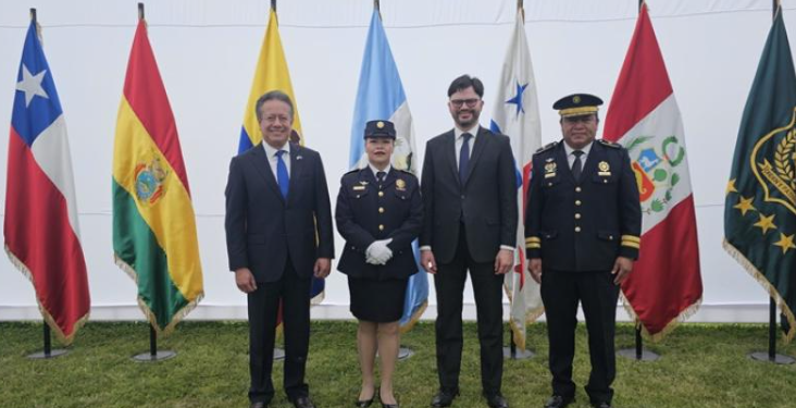 Embajada de Guatemala en Chile acompaña a becarios de la PNC formados por los Carabineros