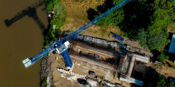 Puente entre Ocós y Tilapa avanza con colocación de acero en su losa. / Foto: CIV.