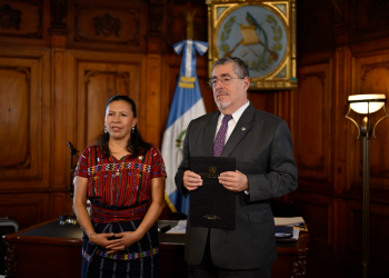 Presidente Bernardo Arévalo y ministra de Trabajo, Miriam Roquel, en el anuncio de los salarios mínimos para el 2026. / Foto: Álvaro Interiano.