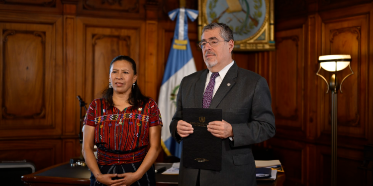 Presidente Bernardo Arévalo y ministra de Trabajo, Miriam Roquel, en el anuncio de los salarios mínimos para el 2026. / Foto: Álvaro Interiano.