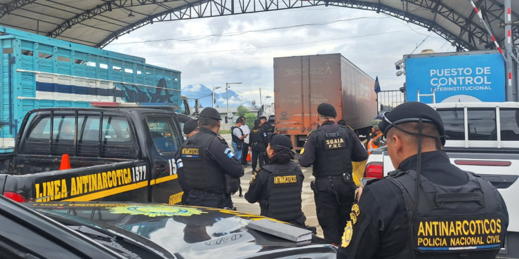 La PNC confirmó que ya se inició el proceso de investigación para identificar al responsable de haber remitido el paquete con la droga. / Foto: PNC.