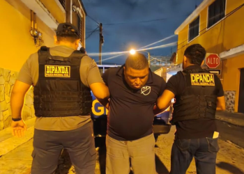 En su país de origen, alias "Fatboy" es requerido por la justicia salvadoreña por al menos siete órdenes de captura vinculadas a delitos de estafa agravada y falsificación de documentos. / Foto: PNC.