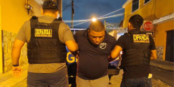 En su país de origen, alias "Fatboy" es requerido por la justicia salvadoreña por al menos siete órdenes de captura vinculadas a delitos de estafa agravada y falsificación de documentos. / Foto: PNC.