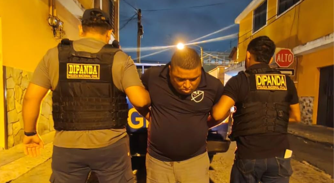 En su país de origen, alias "Fatboy" es requerido por la justicia salvadoreña por al menos siete órdenes de captura vinculadas a delitos de estafa agravada y falsificación de documentos. / Foto: PNC.