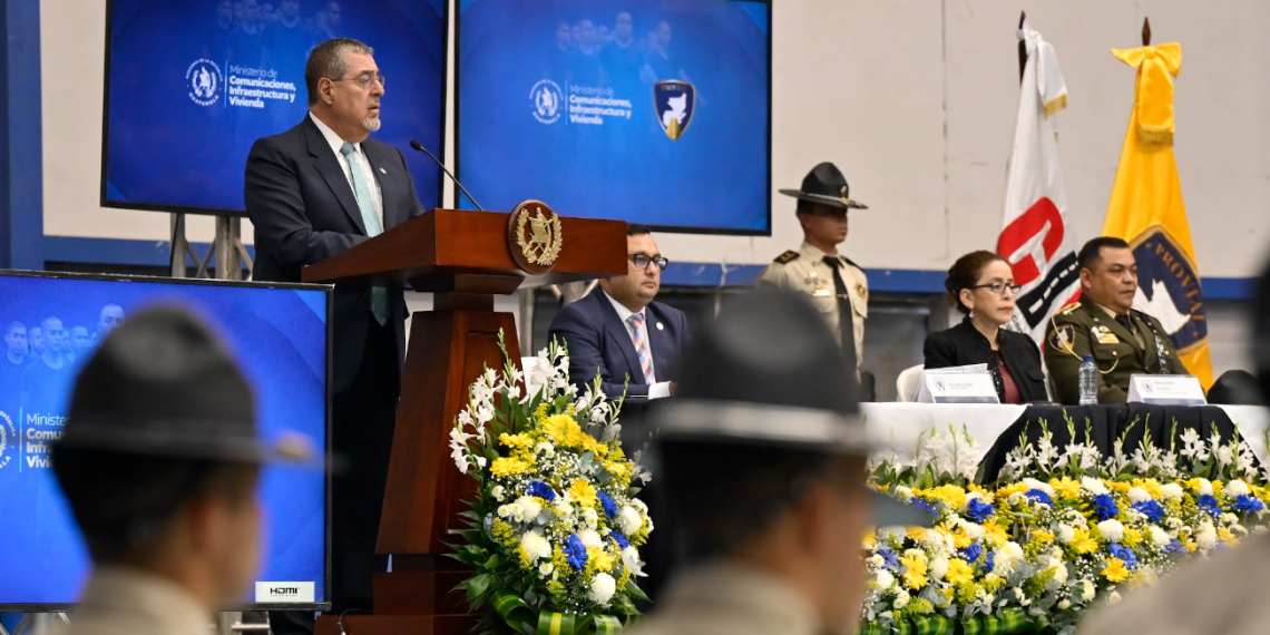 El presidente de la República, Bernardo Arévalo, participó esta mañana en la graduación de la vigésima promoción de brigadistas de la Provial. / Foto: Álvaro Interiano.