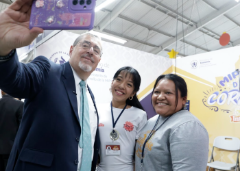 Presidente Bernardo Arévalo comparte con emprendedores ubicados en el pabellón de las mipymes en Interfer. (Foto: Dickens Zamora)