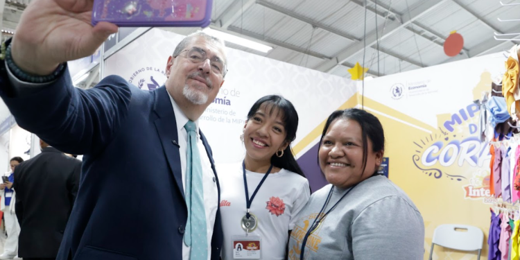 Presidente Bernardo Arévalo comparte con emprendedores ubicados en el pabellón de las mipymes en Interfer. (Foto: Dickens Zamora)