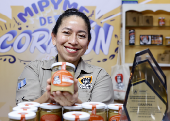 Verónica Rosales impulsa su empresa de mantequilla de maní en el Interfer. (Foto: Analí Camey)