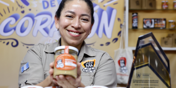 Verónica Rosales impulsa su empresa de mantequilla de maní en el Interfer. (Foto: Analí Camey)