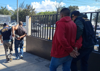 Capturan a dos pandilleros del Barrio 18 en Villa Nueva./Foto: PNC.