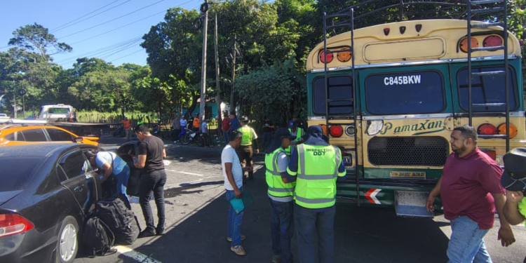 Inspectores de la DGT realizan operativos de inspección a buses extraurbanos.