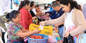 La Feria del Agricultor contribuye a la economía familiar y a la seguridad alimentaria. / Foto: MAGA.