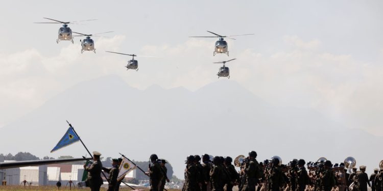 El presidente Bernardo Arévalo destaca el relevante papel que desempeña la Fuerza Aérea Guatemalateca en la defensa de la soberanía nacional.
