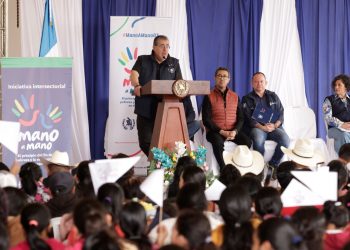 El Presidente Arévalo durante uno el acto en el que se alcanzó la meta de 50 mil hogares libres de pisos de tierra.
