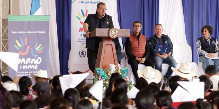 El Presidente Arévalo durante uno el acto en el que se alcanzó la meta de 50 mil hogares libres de pisos de tierra.