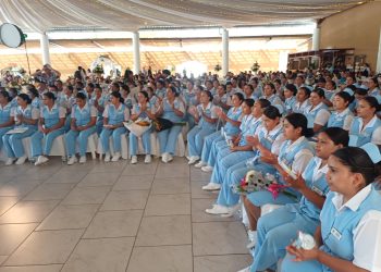 Integrantes de la segunda promoción de auxiliares de enfermería y familiares, durante el acto de graduación en la escuela de enfermería de Cuilapa.