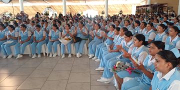 Integrantes de la segunda promoción de auxiliares de enfermería y familiares, durante el acto de graduación en la escuela de enfermería de Cuilapa.