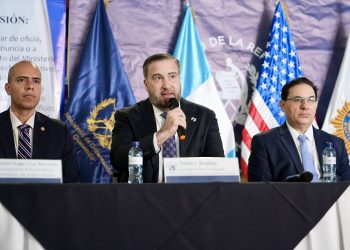 Embajador de Estados Unidos, Tobin Bradley (centro), junto al ministro de Gobernación, Marco Antonio Villeda (derecha), y el viceministro de Antinarcóticos, Víctor Hugo Cruz (izquierda). / Foto: Embajada de Estados Unidos.
