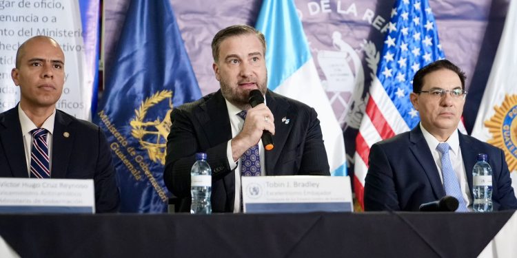 Embajador de Estados Unidos, Tobin Bradley (centro), junto al ministro de Gobernación, Marco Antonio Villeda (derecha), y el viceministro de Antinarcóticos, Víctor Hugo Cruz (izquierda). / Foto: Embajada de Estados Unidos.