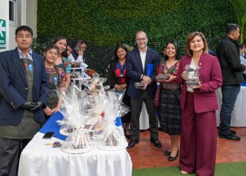 Vicepresidenta felicitó a 90 jóvenes que culminaron su capacitación en Quetzaltenango. / Foto: Vicepresidencia de la República.