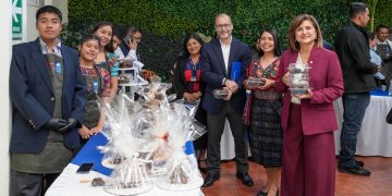 Vicepresidenta felicitó a 90 jóvenes que culminaron su capacitación en Quetzaltenango. / Foto: Vicepresidencia de la República.