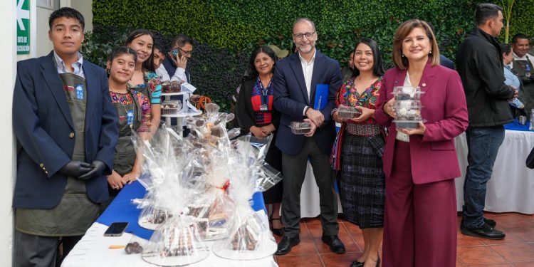 Vicepresidenta felicitó a 90 jóvenes que culminaron su capacitación en Quetzaltenango. / Foto: Vicepresidencia de la República.