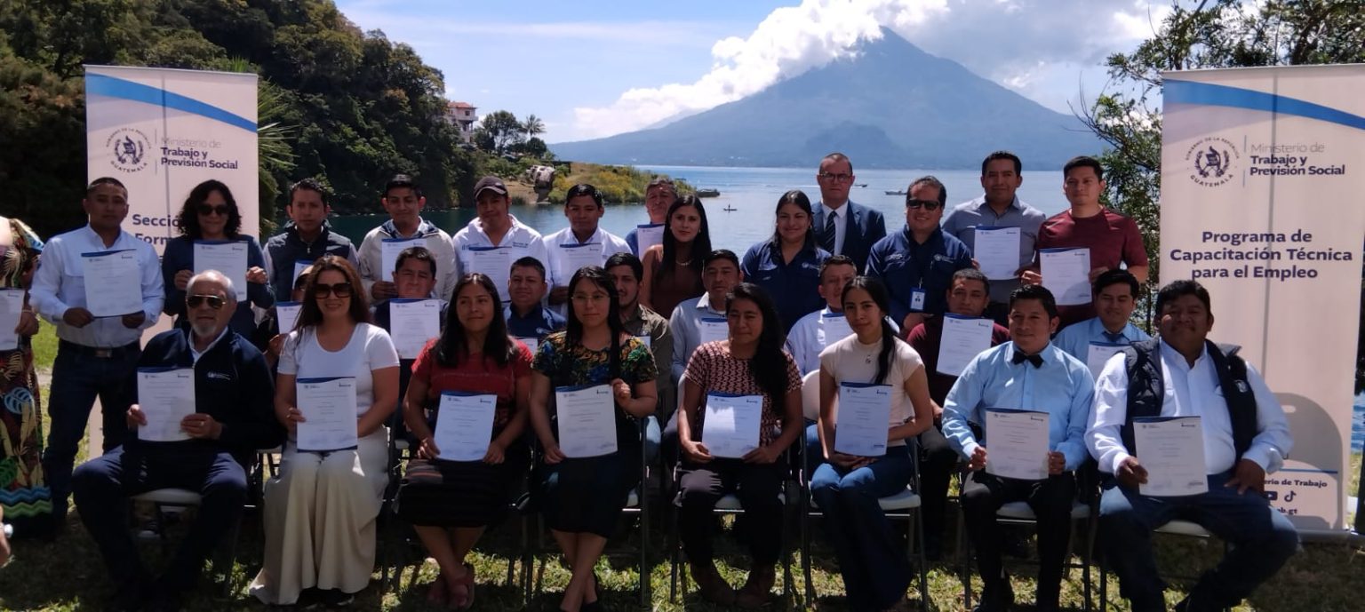 Clausura de los cursos de formación en turismo y hotelería en Panajachel, Sololá