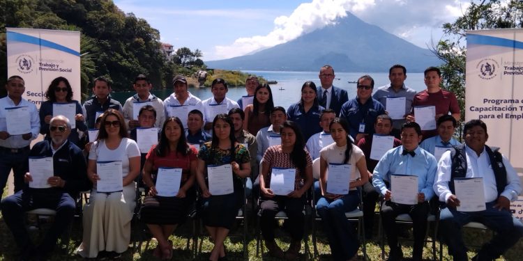 Clausura de los cursos de formación en turismo y hotelería en Panajachel, Sololá