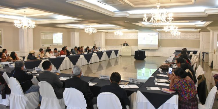 Representantes de pueblos indígenas y autoridades dialogan sobre Consejos de Desarrollo